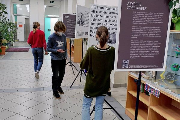 Die Wanderausstellung Darüber sprechen in der Aula unserer Schule während der Corona-Pandemie