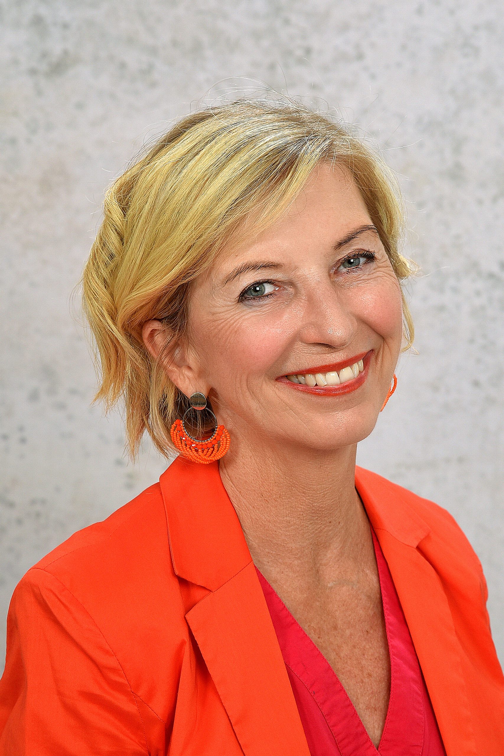 Dir. Mag. Sabine HOLL-BLAUENSTEINER